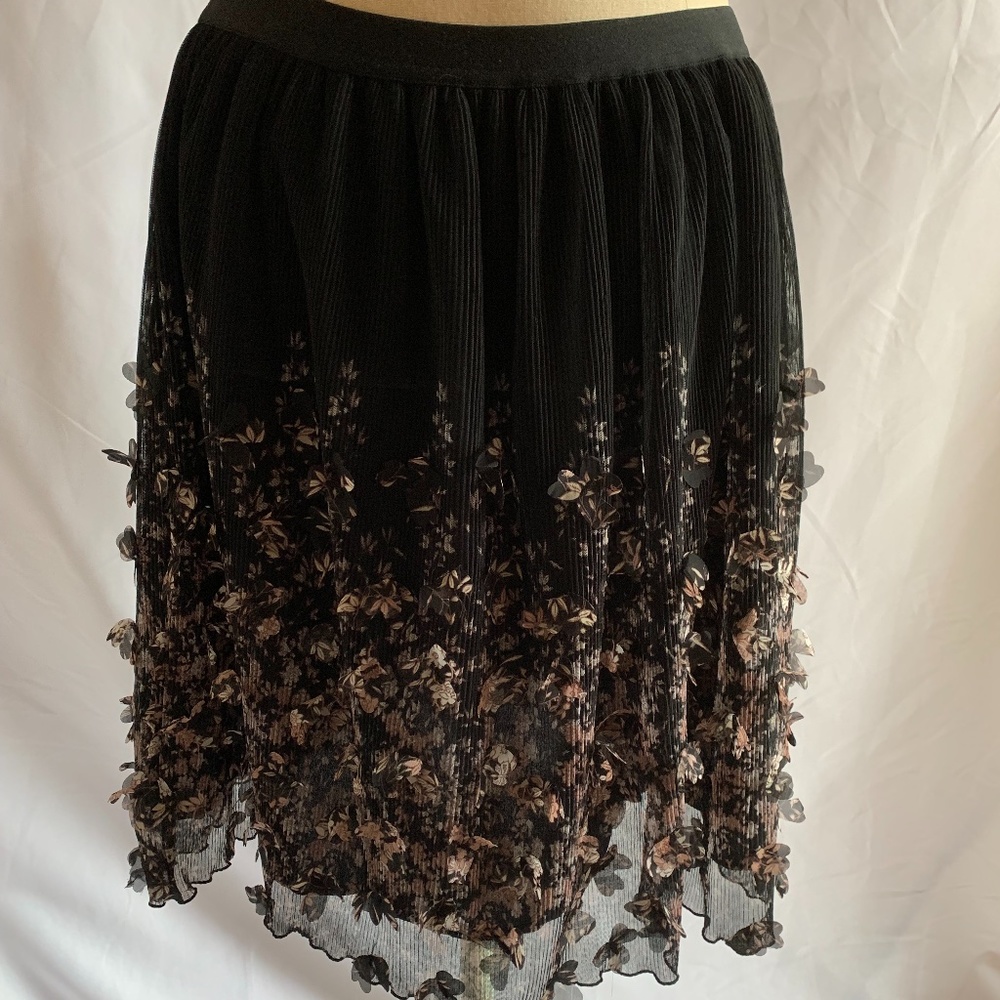 Black floral pleated skirt